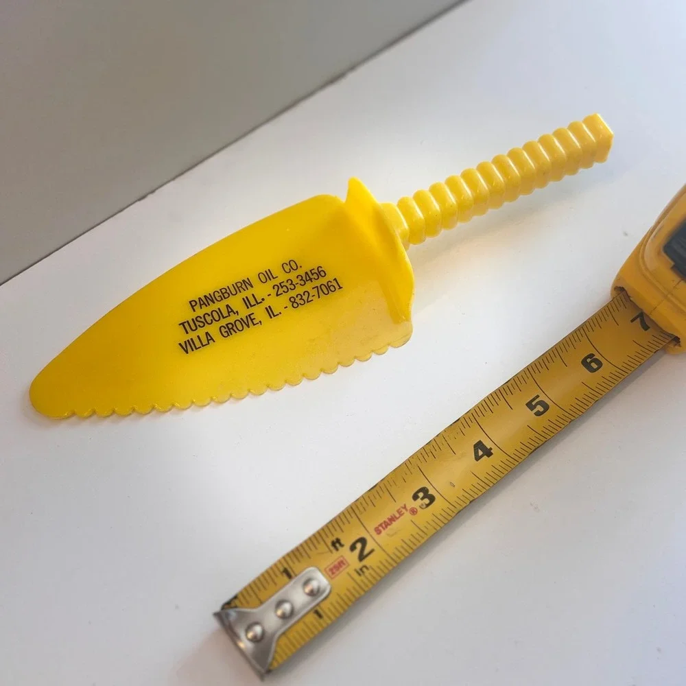 Pangburn Oil Co. Tuscola IL Yellow Plastic‎ Cake Server Serverware